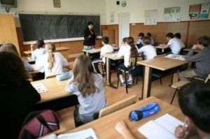 Bullyingul urcă pe primul loc între grijile părinţilor la început de an şcolar, peste bugetul mediu de 450 RON